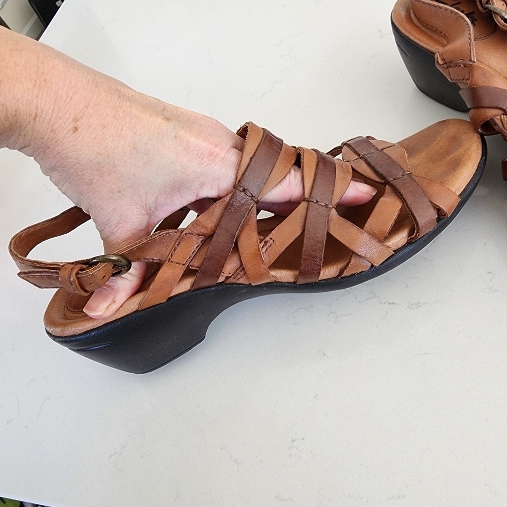 Clarks Artisan Two-Tone Brown Tan Leather Strappy Heel Sandal Size 9.5 MCS5955K - Picture 4 of 13
